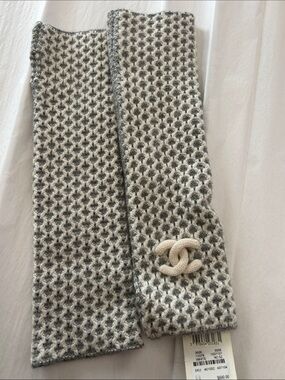 Brand new CHANEL fingerless Grey and Cream Knit gloves with CC Rope Emblem